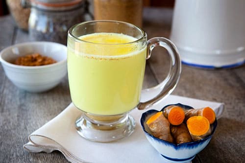 Uống sữa nghệ có tốt không?