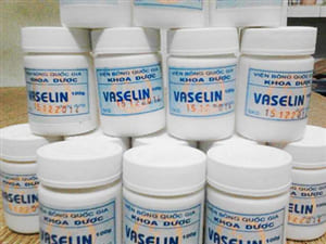 vaseline-hoc-vien-quan-y-vaseline-vien-bong-bao-boi-khong-the-thieu-cho-mua-dong